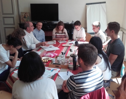 QQ grands jeunes autour de Mgr Percerou pour évoquer les orientations diocésaines. prochaine rencontre le 12 octobre